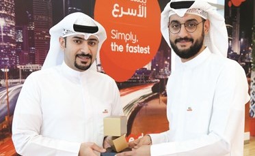 ناصر العبدالله وطلال الفصام في لقطة تذكارية مع الجائزة﻿