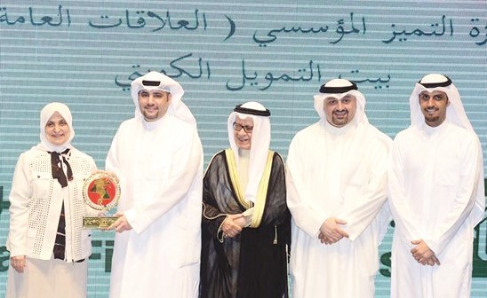 تسلم الجائزتين ﻿