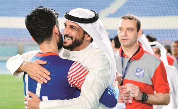 فرحة طلال المرشاد بالفوز مع اللاعب سلمان اشكناني             (الأزرق.كوم) ﻿