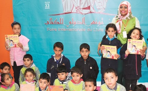 الكاتبة أمل الرندي خلال مشاركتها في الدورة 33 لمعرض تونس الدولي للكتاب﻿
