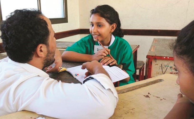 إحدى الطالبات في حوار مع المدرب﻿