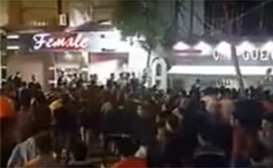بالفيديو.. تحرش جماعي بفتاة ترتدي فستاناَ قصيراً في مصر ..شاهد كيف تدخلت الشرطة !