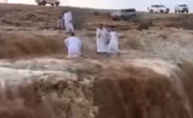 شاهد.. ماذا حدث لسعودي حاول التقاط صورة لزملائه وسط السيول الجارفة على حافة أحد الوديان؟