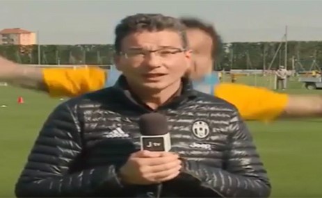 بالفيديو.. ألفيش يعود للمزاح الثقيل..والضحية مراسل يوفنتوس