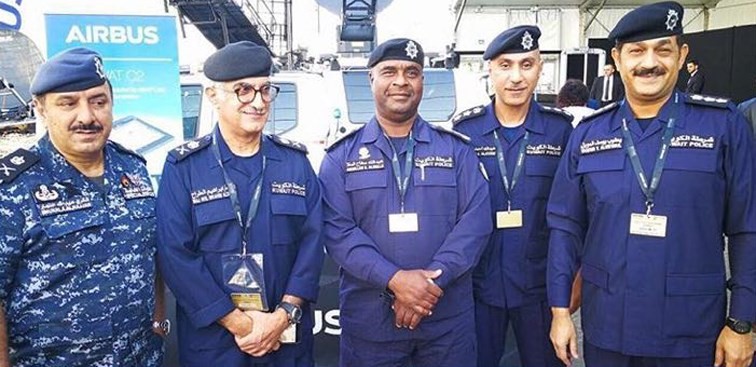 اللواء ابراهيم الطراح متوسطا أعضاء الوفد الكويتى الذي غادر فرنسا أمس﻿