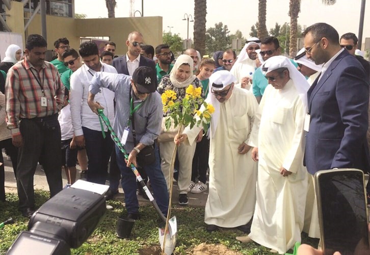 عادل دشتي يشارك في زراعة البوليفارد﻿