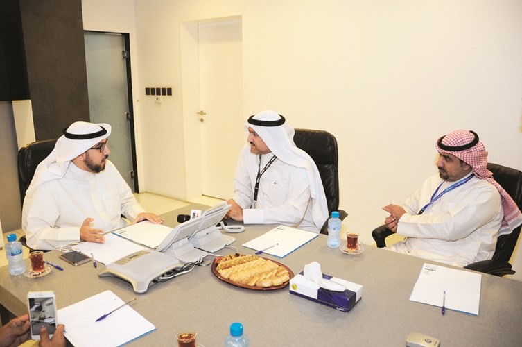 أسامة الشاهين مع سكرتير تحرير الشؤون البرلمانية الزميل حسين الرمضان والزميل بدر السهيل﻿
