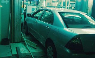 المركبة حطمت واجهة المطعم﻿