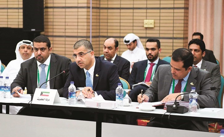 د، عودة الرويعي متحدثا وبجانبه راكان النصف ومشعل العنزي يدون محضر الاجتماع التنسيقي للبرلمانات الخليجية﻿