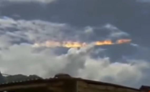 بالفيديو.. ظهور النار في السماء هل هي حقيقة أم مجرد ظاهرة غريبة تحدث في البيرو!