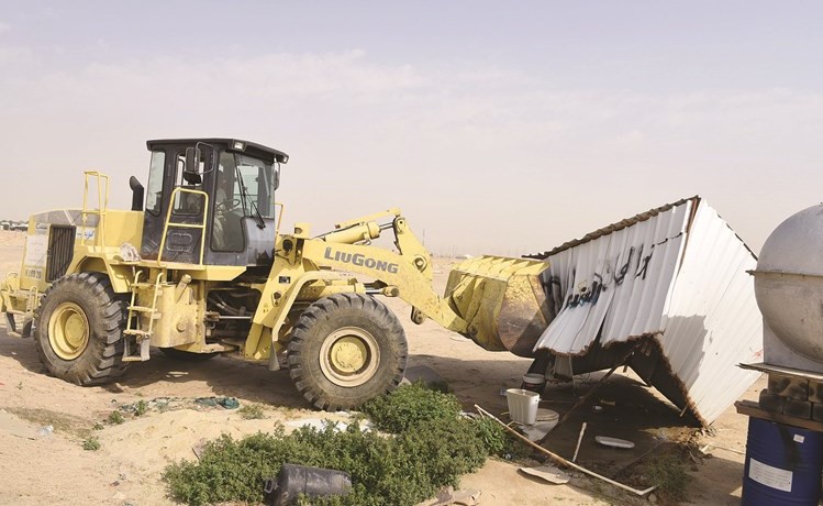 جرافات البلدية خلال ازالة احدى الشبرات المخالفة ﻿