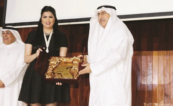 د.محمد الفارس يقدم درعا تكريمية إلى حصة السبع﻿