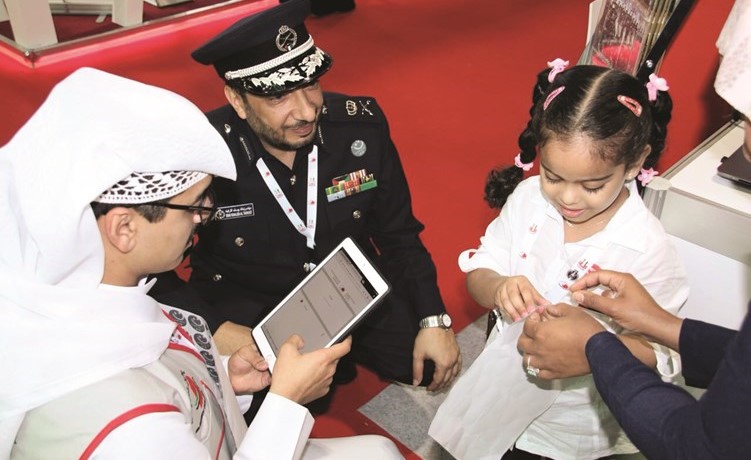 اللواء خالد التركيت خلال تواجده في معرض الإطفاء﻿