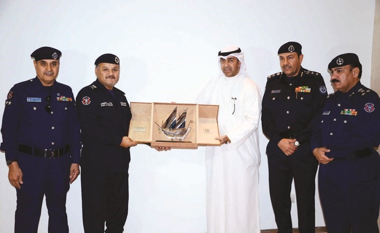 اللواء جمال البليهيص يكرم فاضل المندي﻿