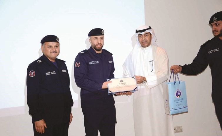 فاضل المندي يكرم الرائد بدر الكندري من الإدارة العامة للإطفاء﻿