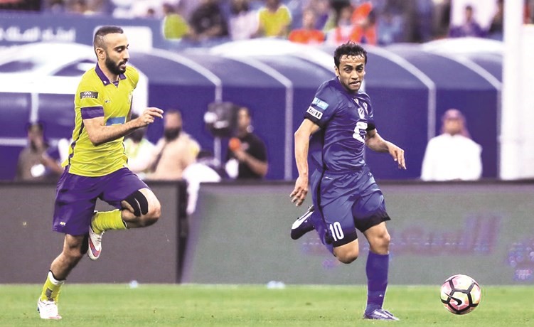 لاعب الهلال محمد الشلهوب يتخلص من ملاحقة مهاجم النصر محمد السهلاوي ﻿