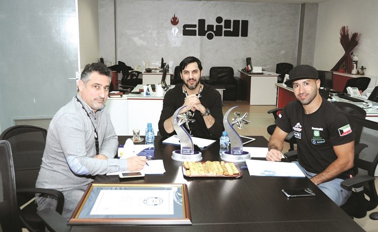 يوسف العبد الرزاق مع سكرتير تحرير الرياضة الزميل سمير بوسعد والزميل يعقوب العوضي	 (هاني الشمري)﻿