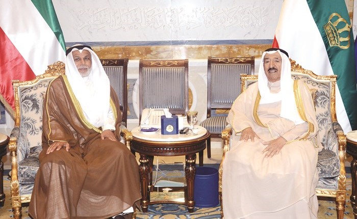 صاحب السمو الأمير الشيخ صباح الأحمد مستقبلا المستشار يوسف المطاوعة﻿