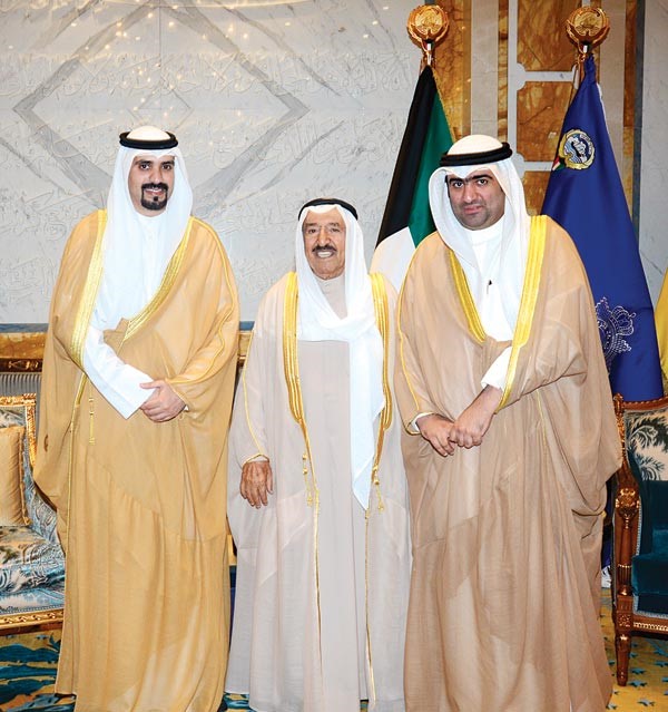 صاحب السمو الأمير الشيخ صباح الأحمد لدى استقباله خالد الروضان والشيخ مشعل جابر الأحمد