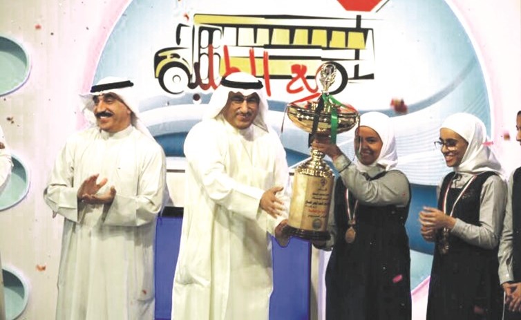 د.محمد الفارس يقدم كأس السوبر لطالبات ثانوية هدية﻿