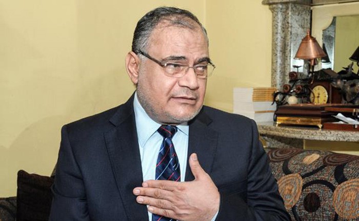 بالفيديو.. داعية مصري يثير الجدل بفتوى :جواز جمع الصلوات الخمس وتأديتهم في المنزل" !