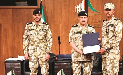 الوقيت مكرما احد المشاركين ويبدو الرائد بدر المطوع﻿