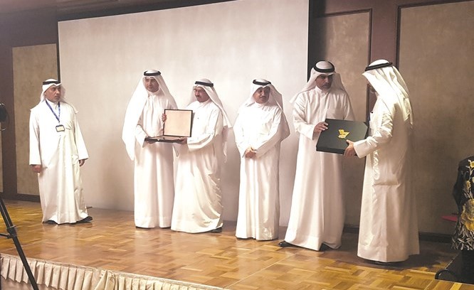 د.هيثم الأثري يكرم المؤسسات الداعمة للتعليم الخاص ﻿