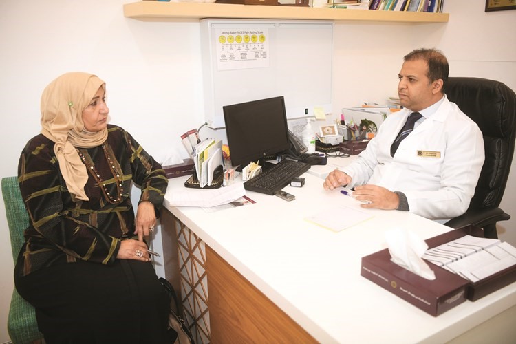 د.أسامة البكر متحدثا إلى الزميلة زينب أبو سيدو (محمد هاشم)﻿