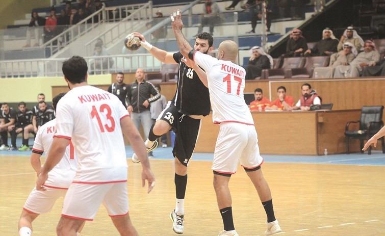 لاعب الأبيض مشعل السويلم في محاولة لمنع حسن مدن من التصويب﻿
