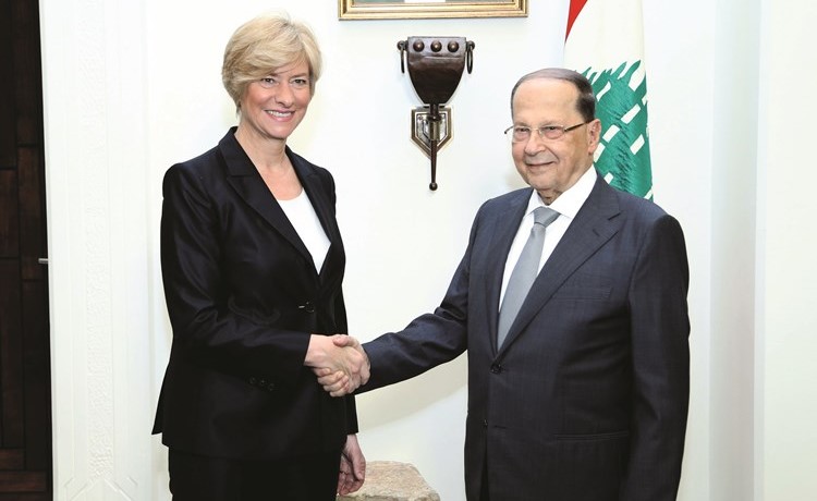 الرئيس العماد ميشال عون مستقبلا وزيرة الدفاع الايطالية روبرتا بينوتي في بعبدا(محمود الطويل)﻿