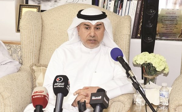 عبدالله التميمي متحدثا خلال الندوة	(احمد علي)﻿
