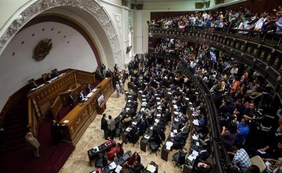 المعارضة الفنزويلية تطالب بعزل القضاة مجردي البرلمان من صلاحياته