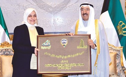 صاحب السمو الأمير الشيخ صباح الأحمد خلال استقباله هند الصبيح ﻿