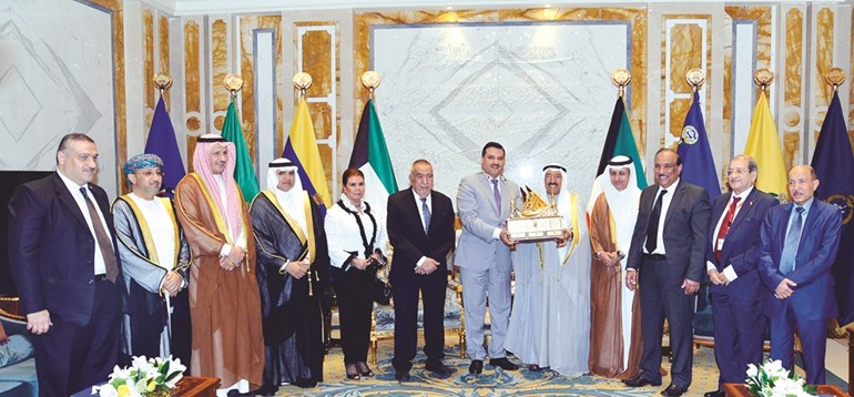 صاحب السمو الأمير الشيخ صباح الأحمد مستقبلا د.جمال الحربي وأعضاء الاتحاد الخليجي لمكافحة السرطان﻿