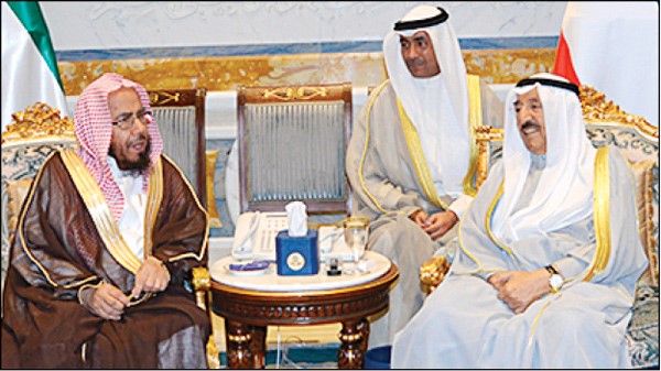 صاحب السمو الأمير الشيخ صباح الأحمد لدى استقباله د.عبدالله المطلق