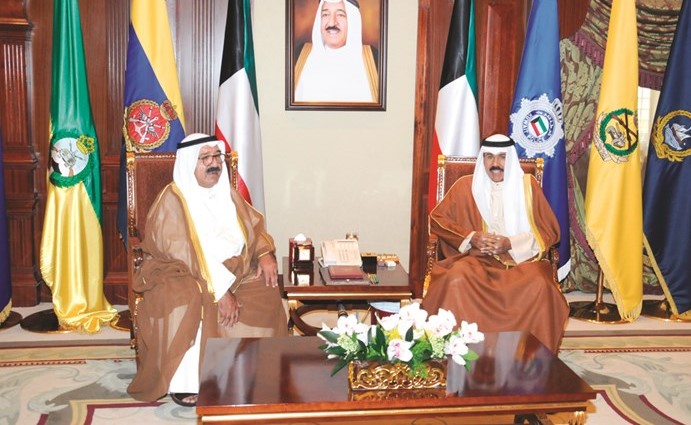 سمو ولي العهد الشيخ نواف الأحمد مستقبلا الشيخ ناصر صباح الأحمد﻿
