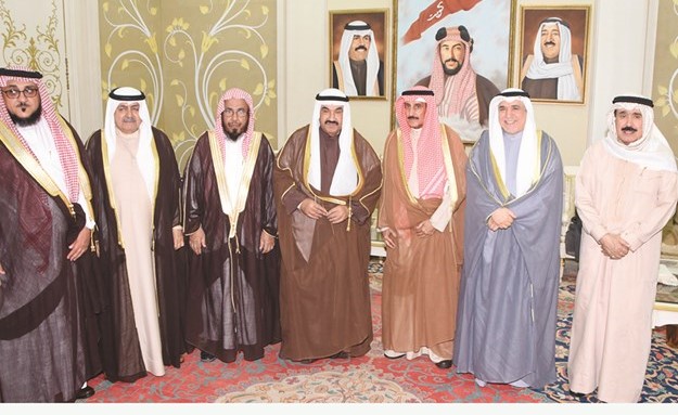 سمو الشيخ ناصر المحمد مع عضو هيئة كبار العلماء المستشار بالديوان الملكي بالمملكة والشيخ د. ابراهيم الدعيج وضرار الغانم وأحمد الجارالله