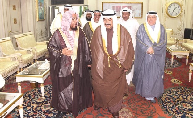 سمو الشيخ ناصر المحمد خلال اللقاء مع د.عبدالله بن محمد المطلق ﻿