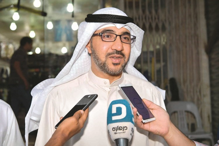 المنسق العام للجنة فيصل الحافظ متحدثا لوسائل الاعلام﻿