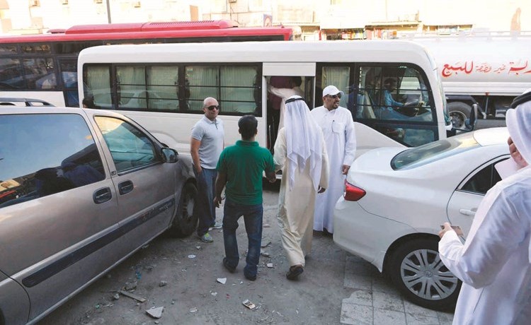 اقتياد احد المخالفين الى باص اللجنة ﻿