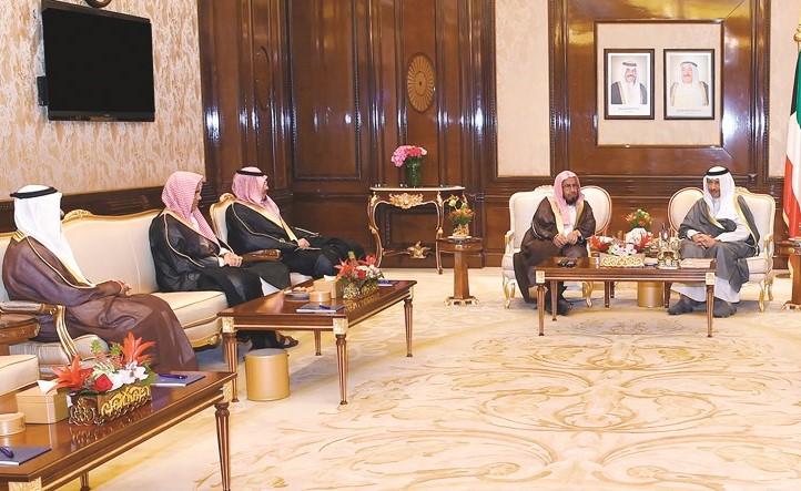 سمو الشيخ جابر المبارك مستقبلا الشيخ د.عبدالله المطلق والوفد المرافق له﻿