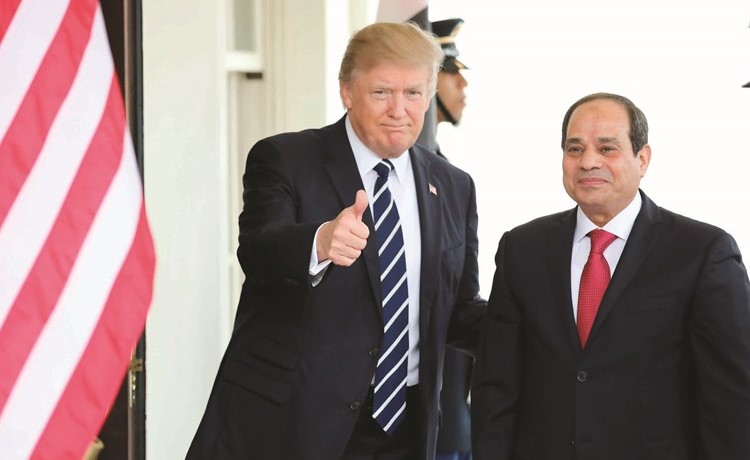 الرئيس الأميركي دونالد ترامب يشير بعلامة النصر خلال استقبال الرئيس عبدالفتاح السيسي(رويترز)﻿