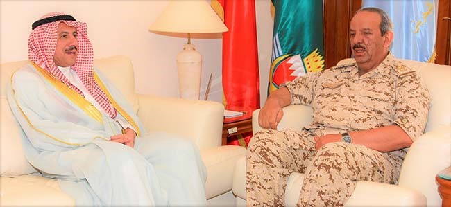  الشيخ خليفة بن أحمد آل خليفة خلال استقباله السفير الشيخ عزام الصباح