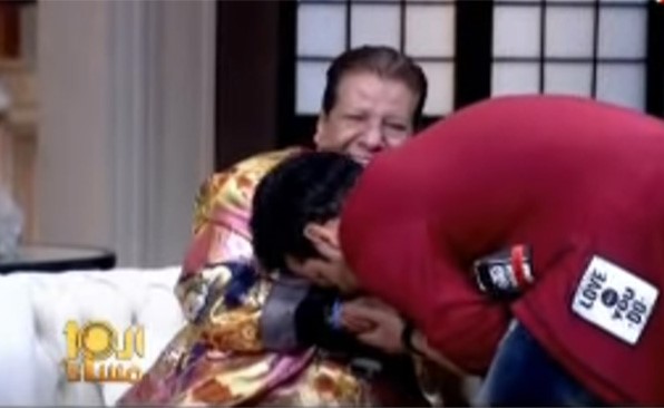 بالفيديو.. مغني مصري يقتحم الاستوديو و يعتذر لشعبان عبدالرحيم على الهواء !