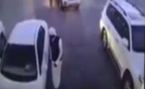 بالفيديو.. تصرف جريء لمالك سيارة أثناء سرقتها من قبل لص‎