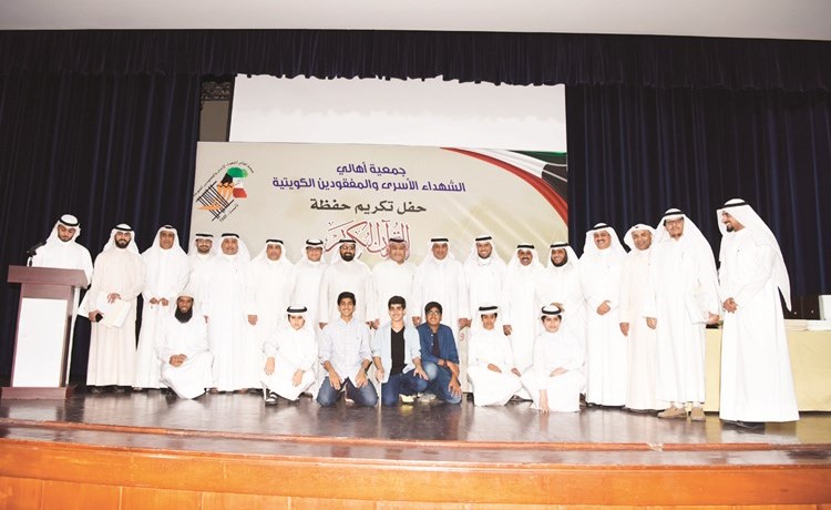 د. مطر المطيري وفايز المطيري يتوسطان المكرمين خلال الحفل	 (ريليش كومار)﻿