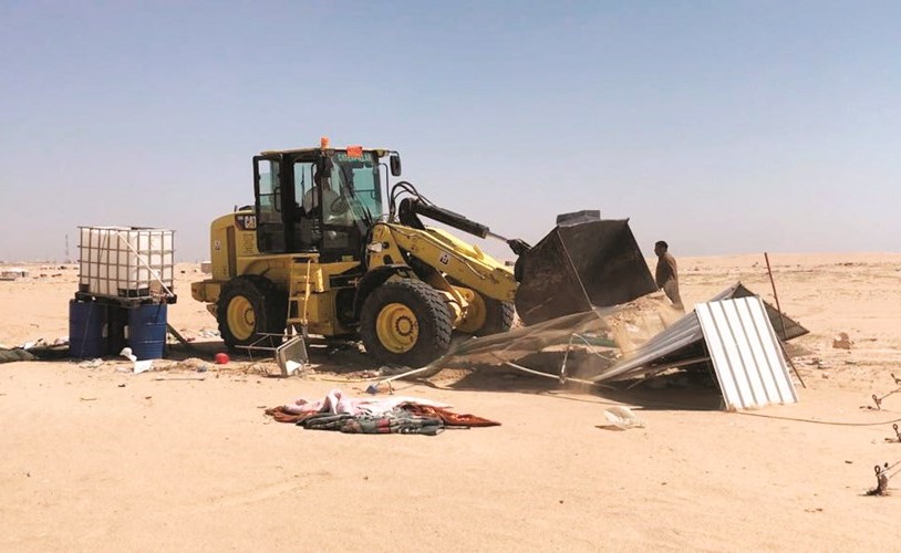 جرافات البلدية تزيل إحدى الشبرات ﻿