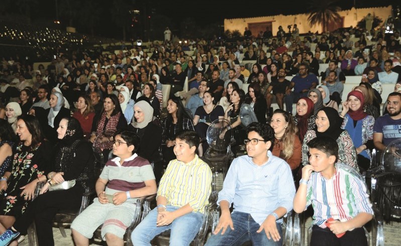 جمهور غفير تابع الحفل﻿