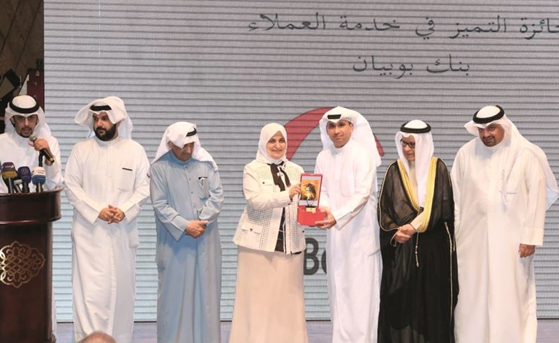 البسام متسلما الجائزة من الصبيح﻿