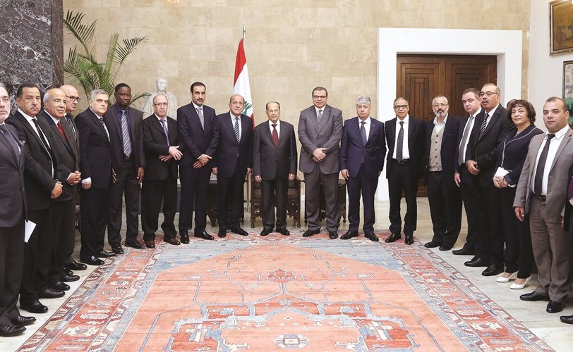 الرئيس العماد ميشال عون مستقبلا وفد رابطة المجالس الاقتصادية والاجتماعية العربية التي تعقد اجتماعها في بيروت برئاسة روجيه 	(محمود الطويل)﻿